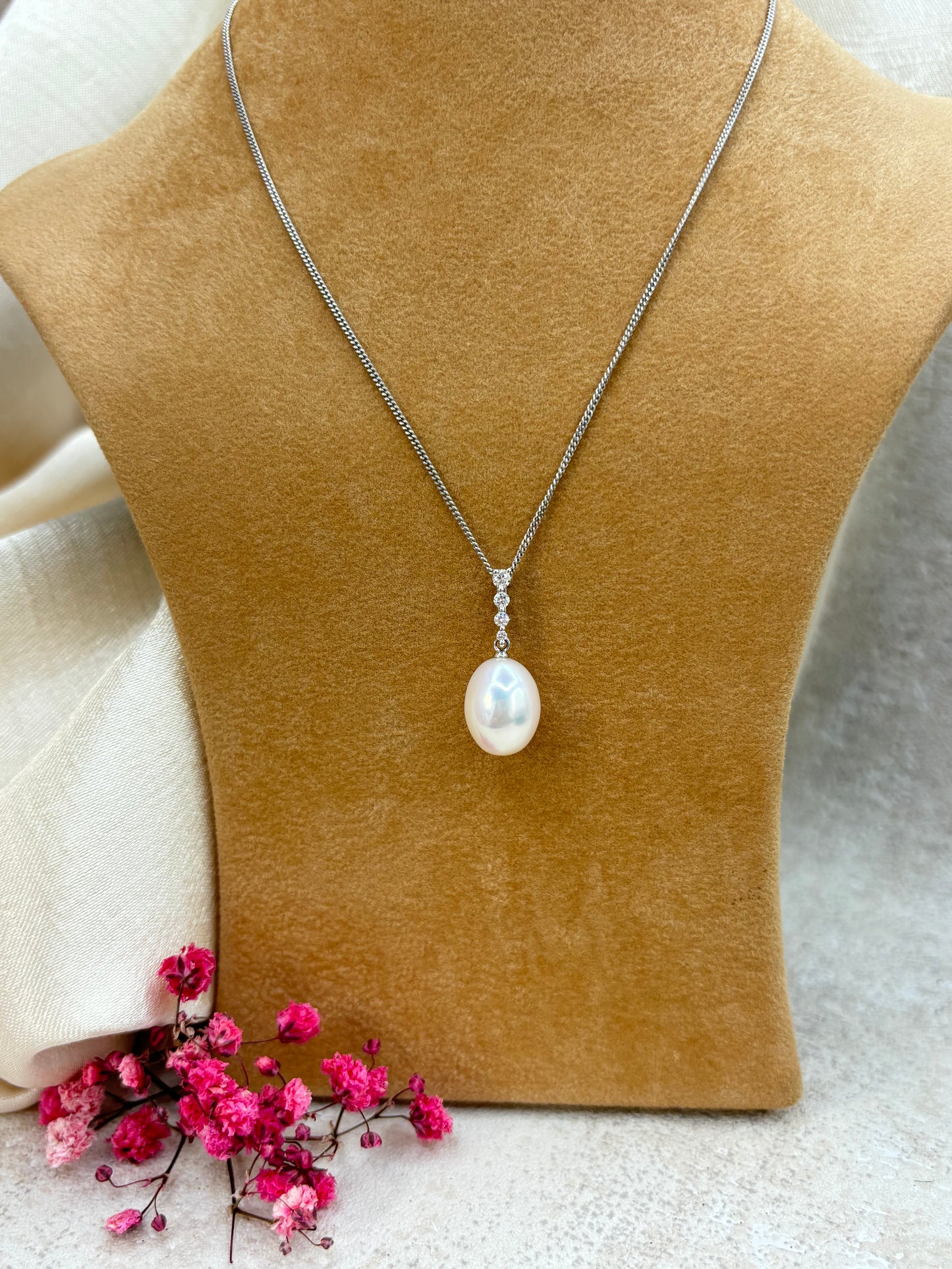 18ct White Gold Pearl and Diamond Pendant