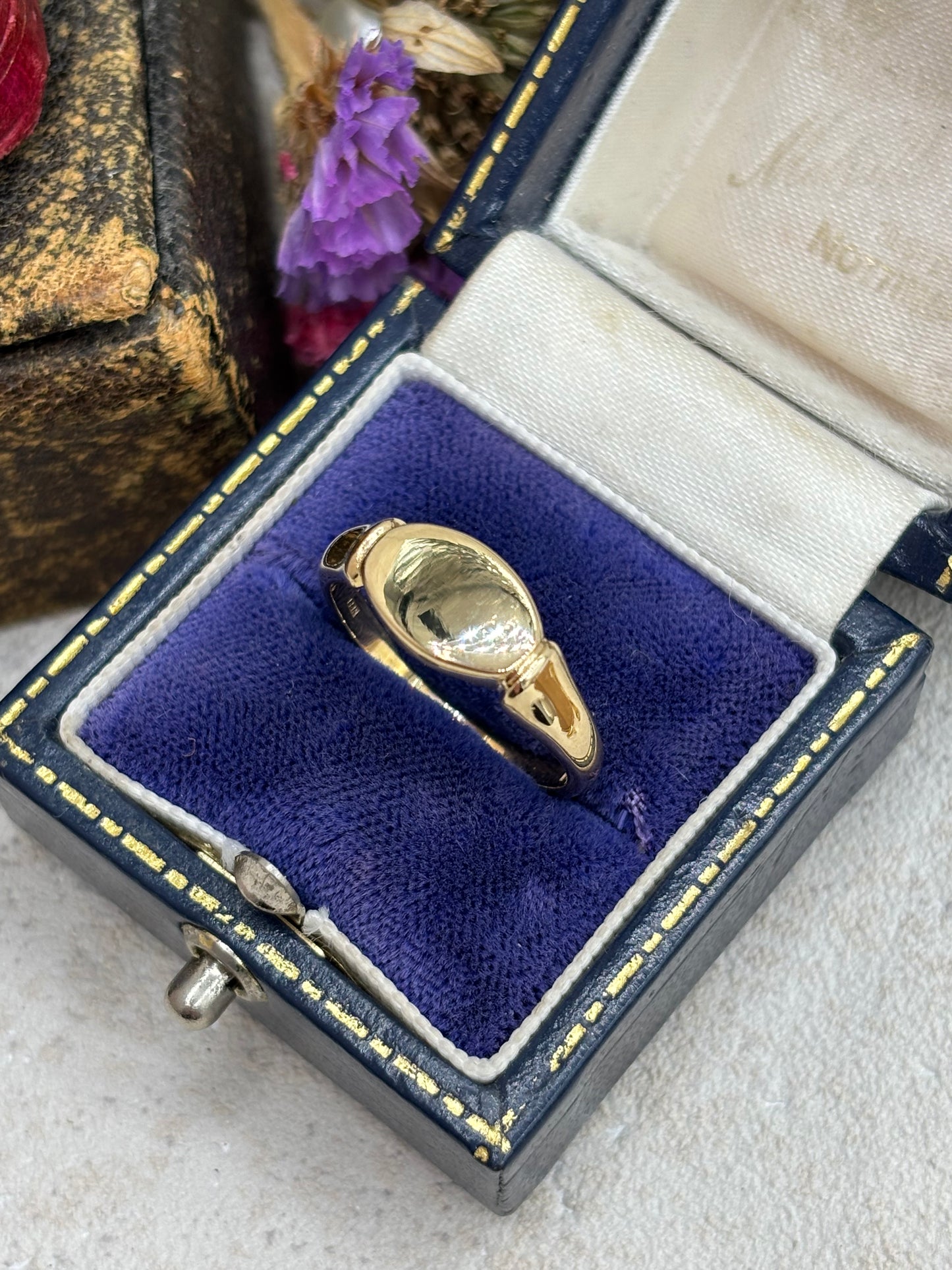 Vintage 9ct Yellow Gold Signet Ring