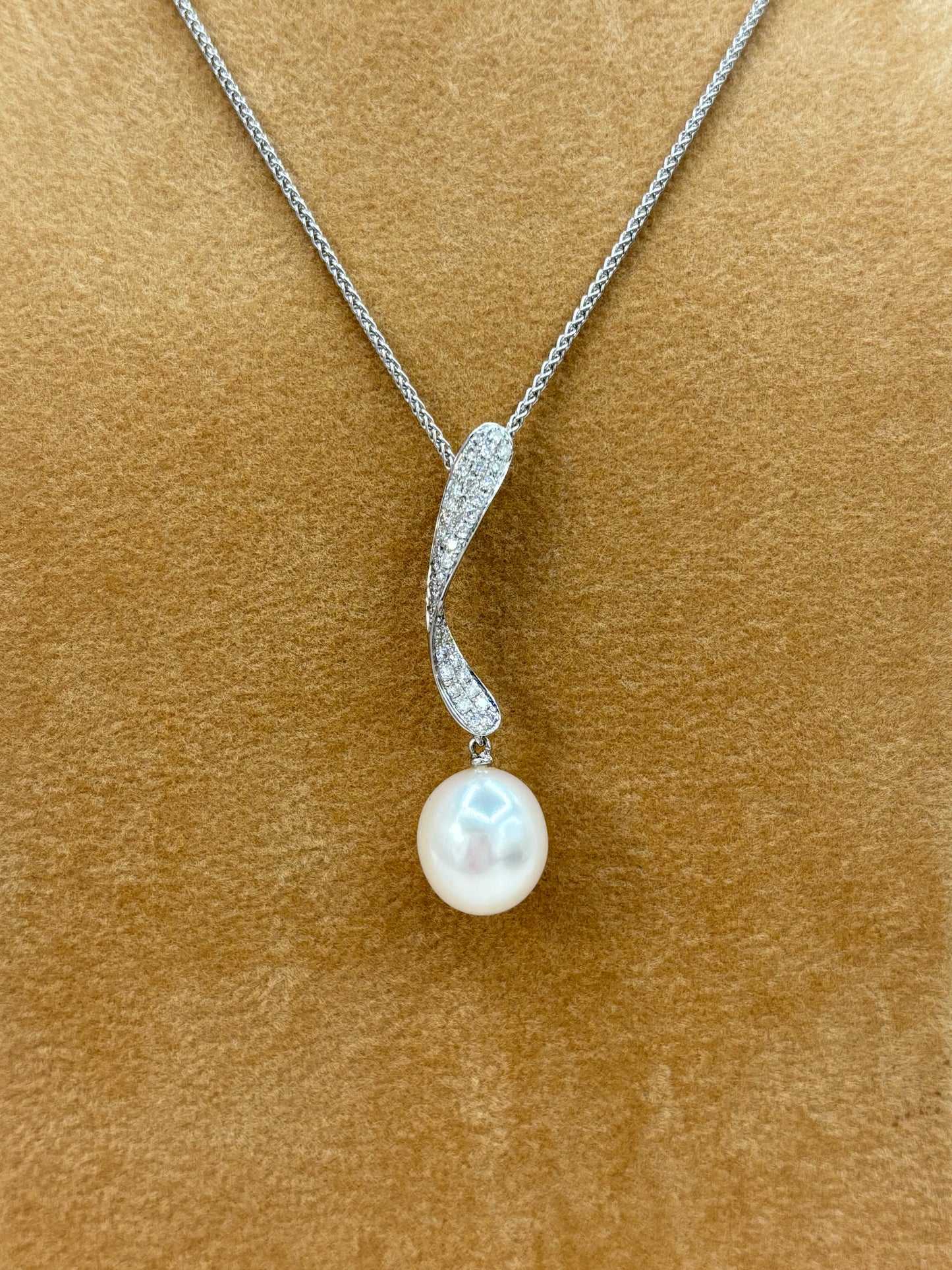 18ct White Gold Pearl and Diamond Pendant