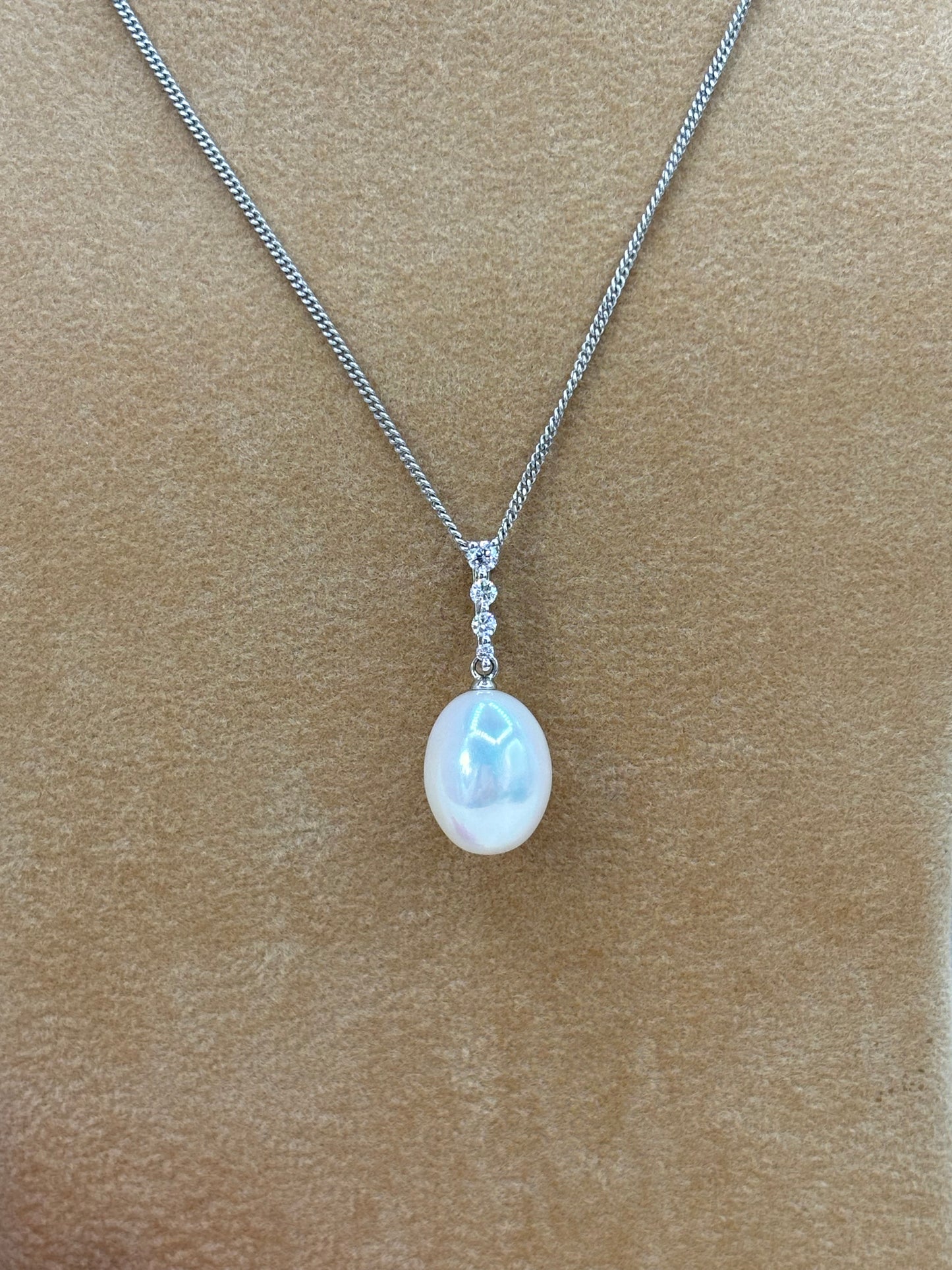 18ct White Gold Pearl and Diamond Pendant