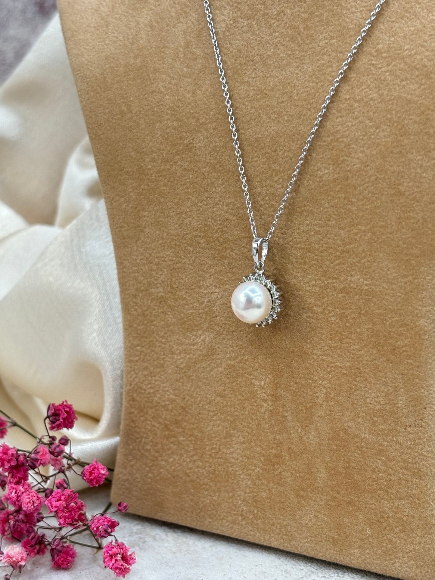 18ct White Gold Pearl and Diamond Pendant