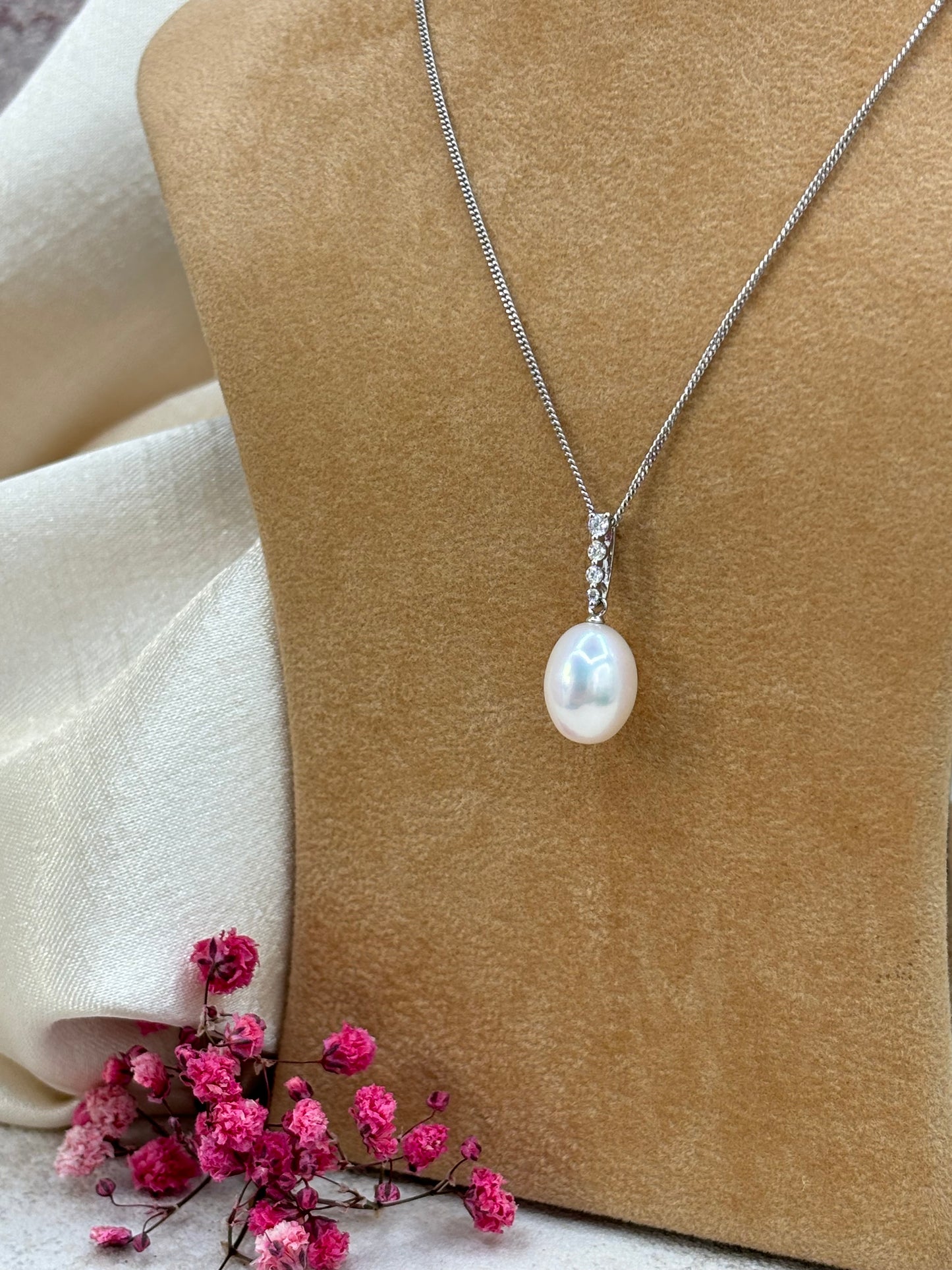 18ct White Gold Pearl and Diamond Pendant